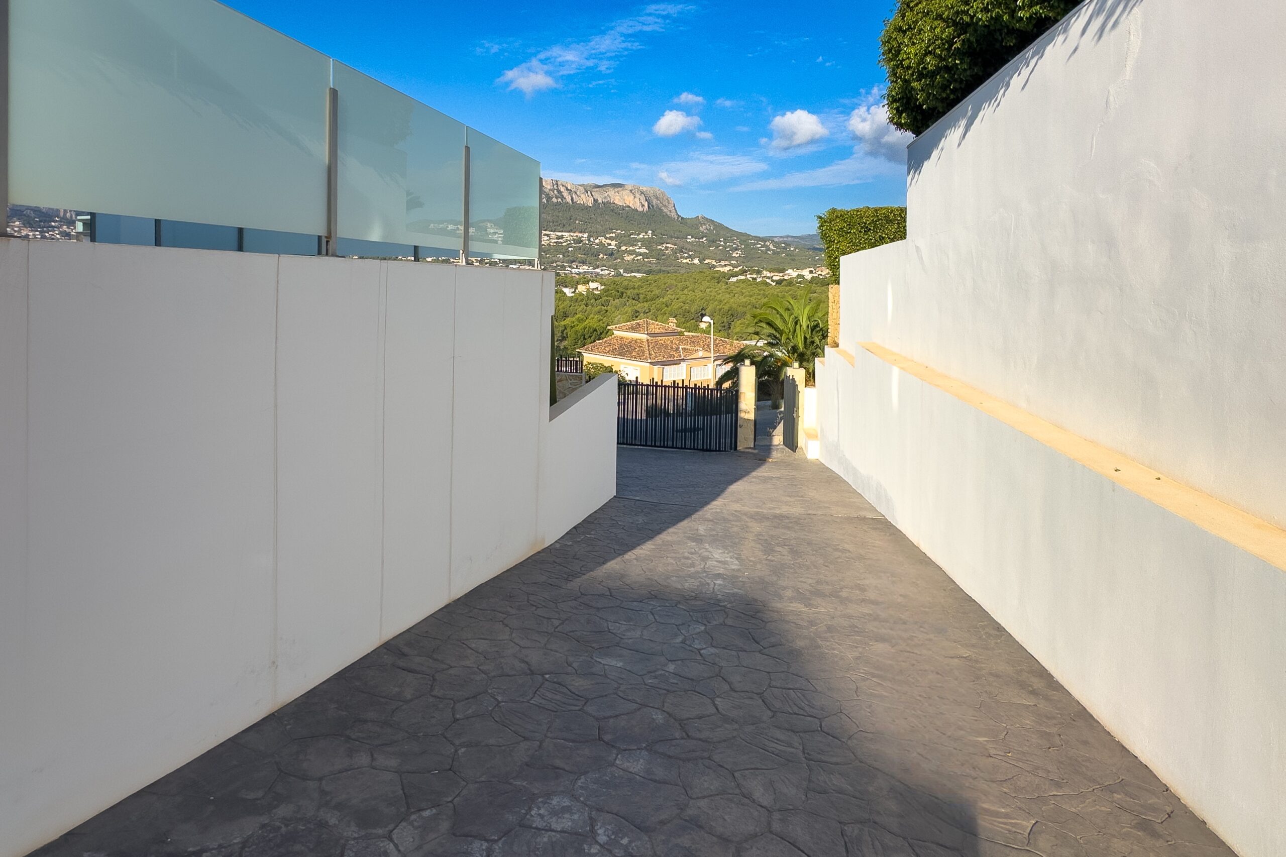 Side driveway access beside a modern villa in Casanova, Calpe