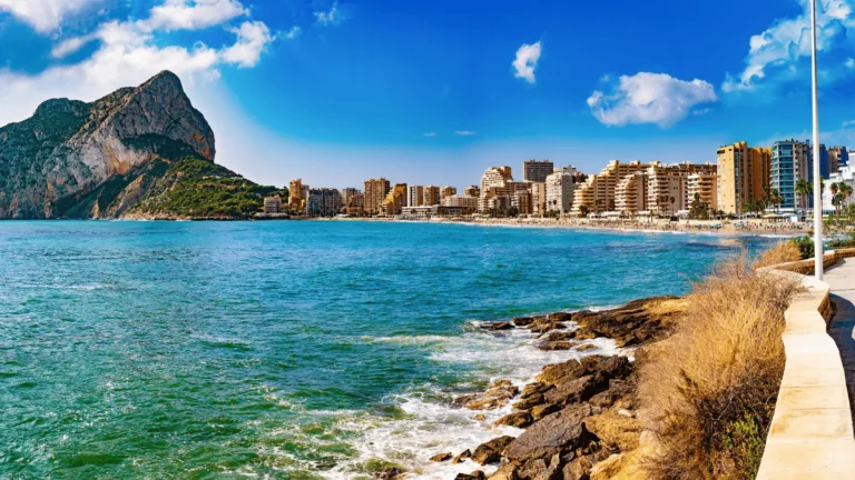 Uitzicht op de kust van Calpe met de Peñón de Ifach en appartementen aan het strand in de buurt van La Fossa en Arenal-Bol.