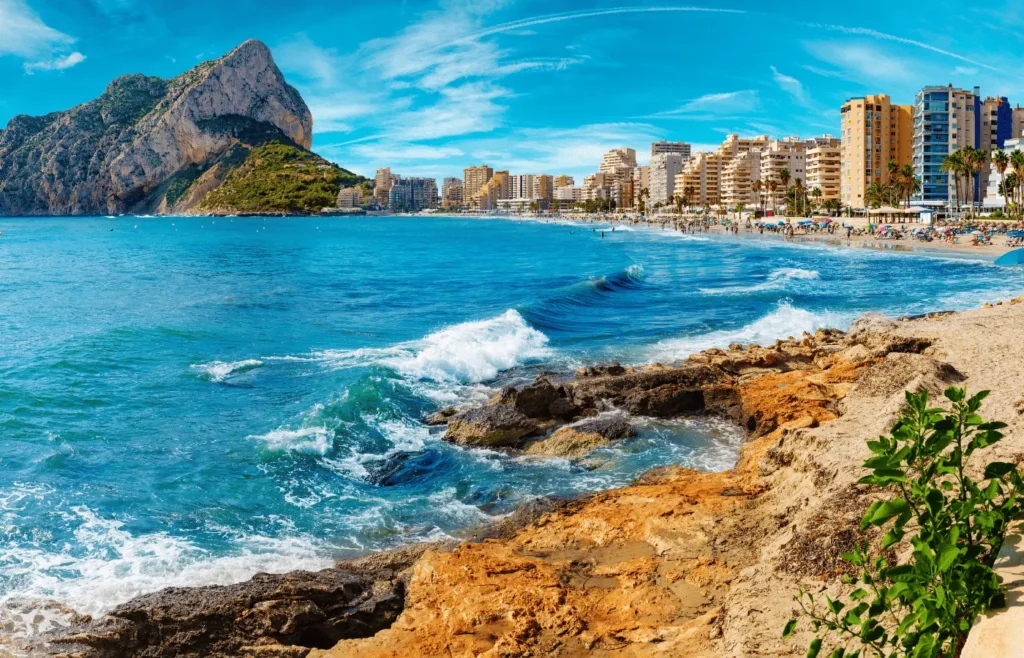 La Fossa in Calpe with the Peñón de Ifach, beachfront apartments, and the seafront promenade