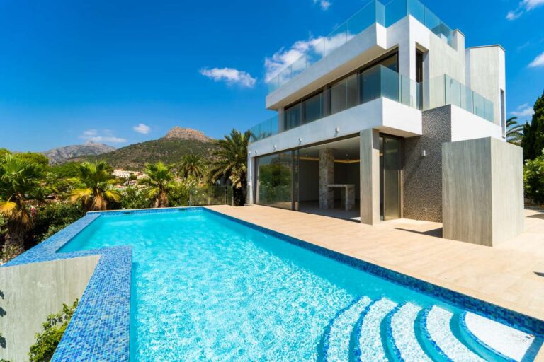 Neubau-Luxusvilla in der Nähe des Yachthafens Puerto Blanco in Calpe mit privatem Pool, moderner Fassade, Glasterrassen und Bergblick