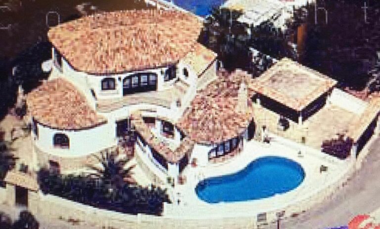 Second Line Mediterranean Villa with sea views 1km from Puerto Blanco