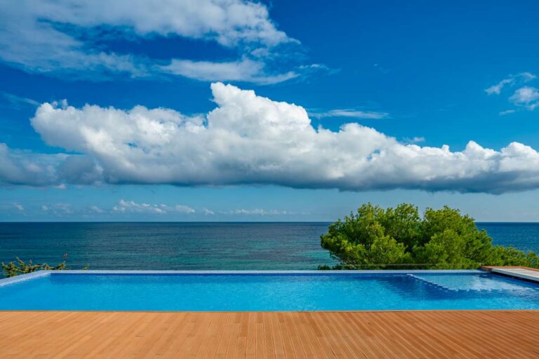 Infinity pool with open Mediterranean sea views at a frontline villa in Les Bassetes, Benissa Coast.