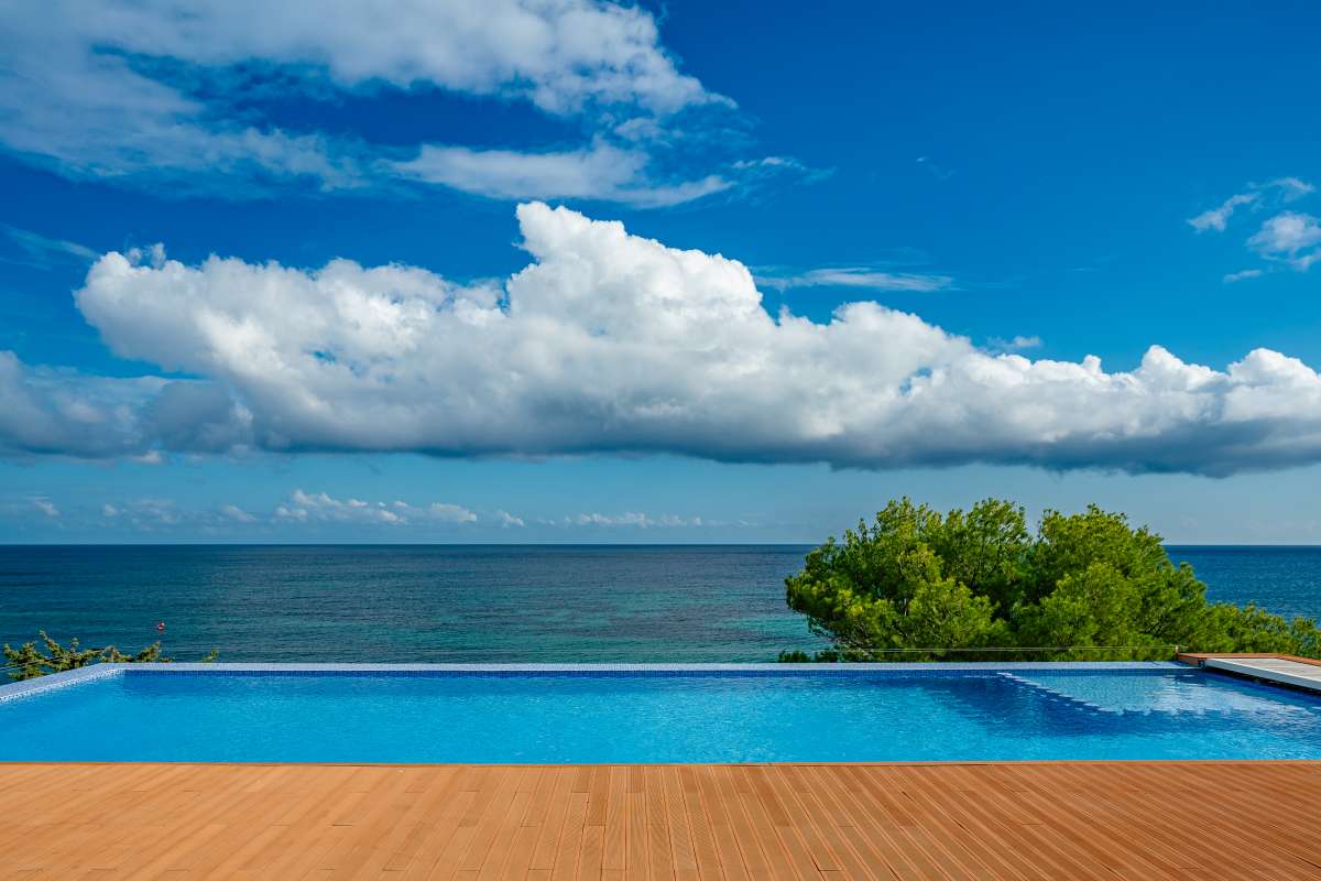 Infinity pool with open Mediterranean sea views at a frontline villa in Les Bassetes, Benissa Coast.