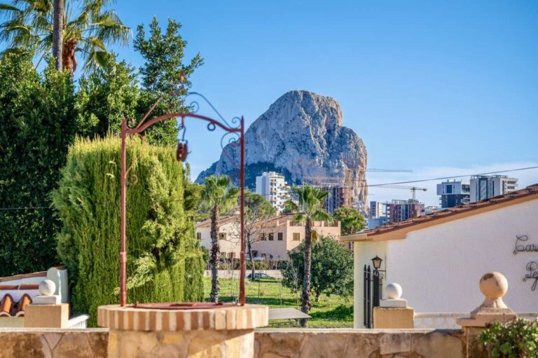 Open views towards the Peñón de Ifach from a spacious villa with guest apartments in Calpe.