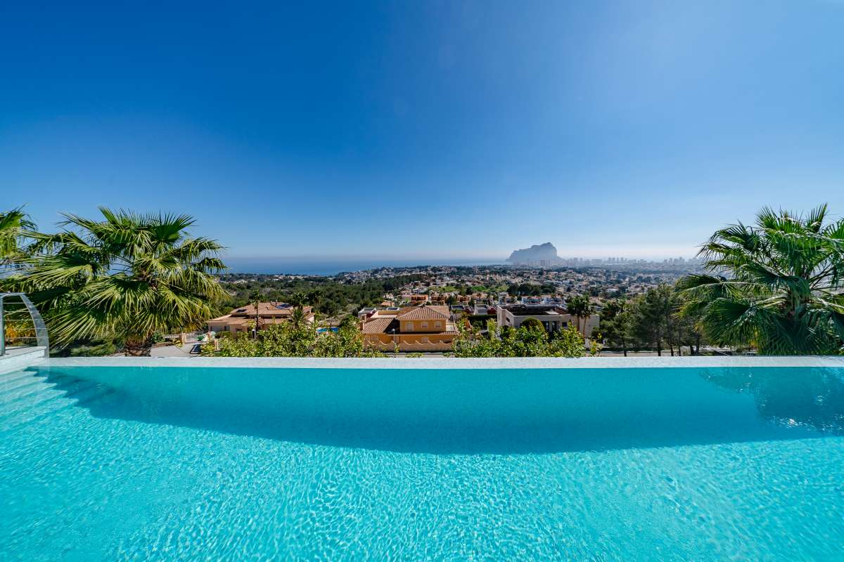 Infinity pool with panoramic sea views towards the Peñón de Ifach at a luxury villa in Gran Sol, Calpe.