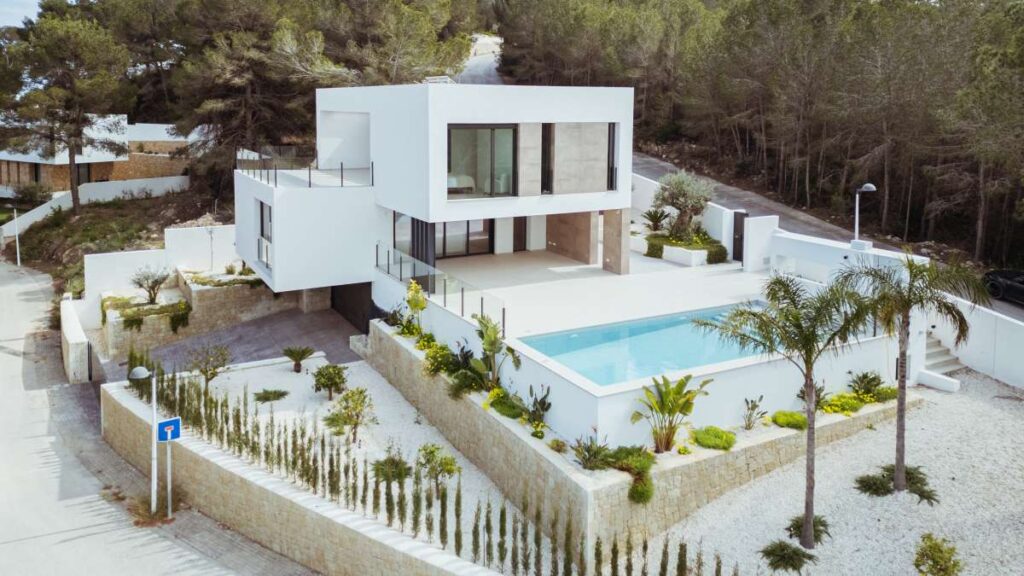 Nieuwbouw luxe villa met overloopzwembad in Moraira