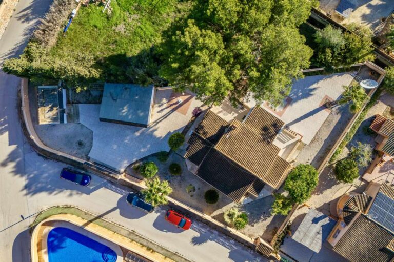 Aerial view of a single-level villa in Calpe with garden area, terrace, garage and nearby residential surroundings.