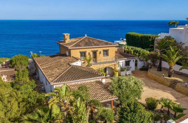 Villa costera de lujo con vistas panorámicas al mar en la costa de Benissa