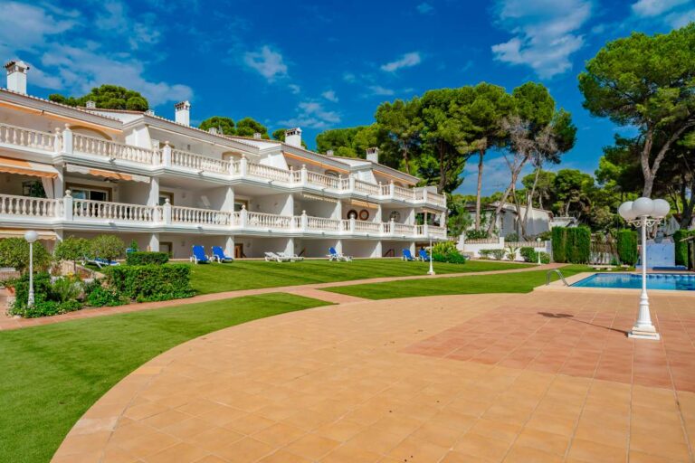 Apartment complex near Les Platgetes Beach in Moraira with communal gardens, swimming pool, landscaped walkways and Mediterranean surroundings