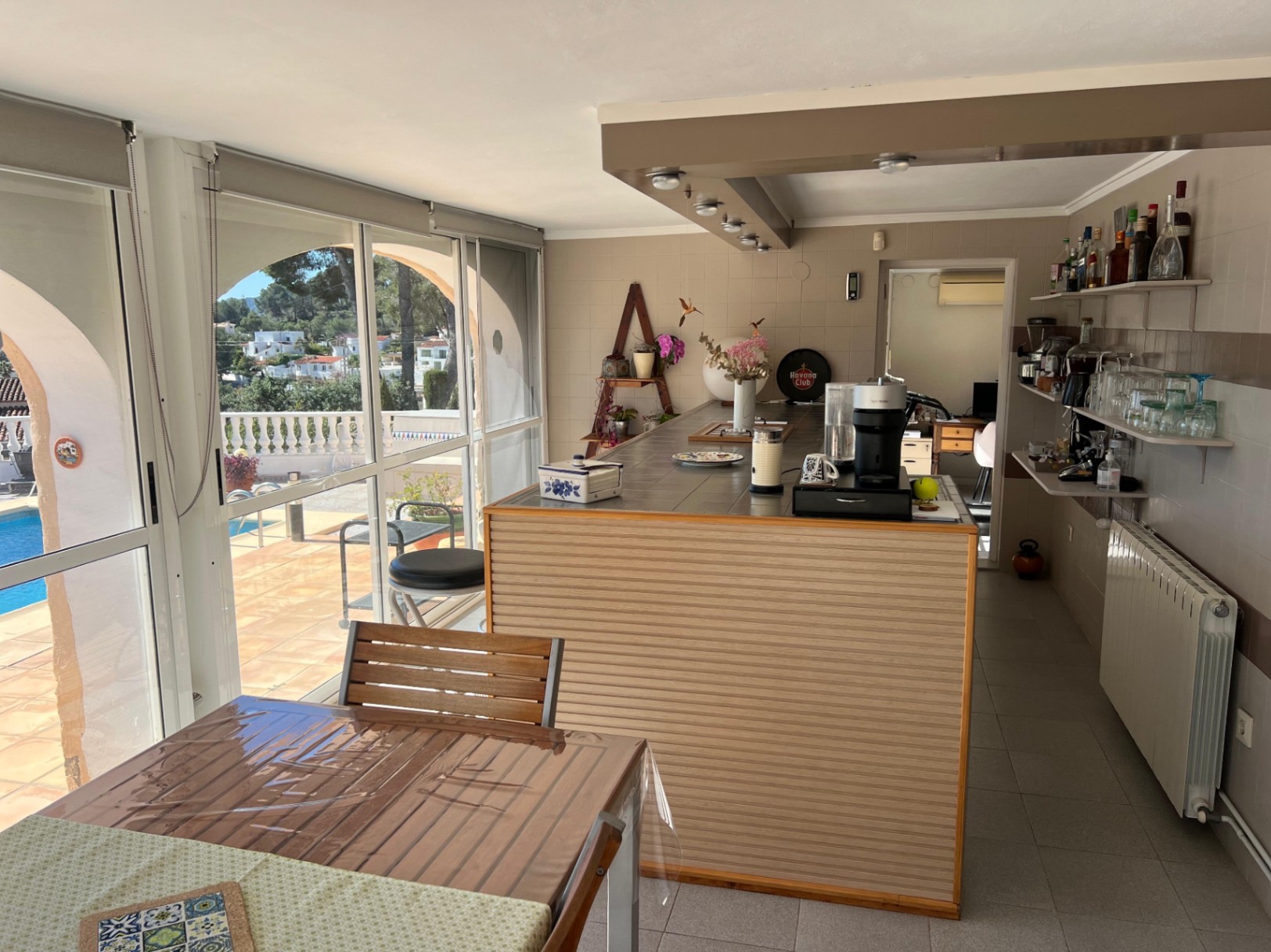 Bar and dining area overlooking the pool at villa in Benissa