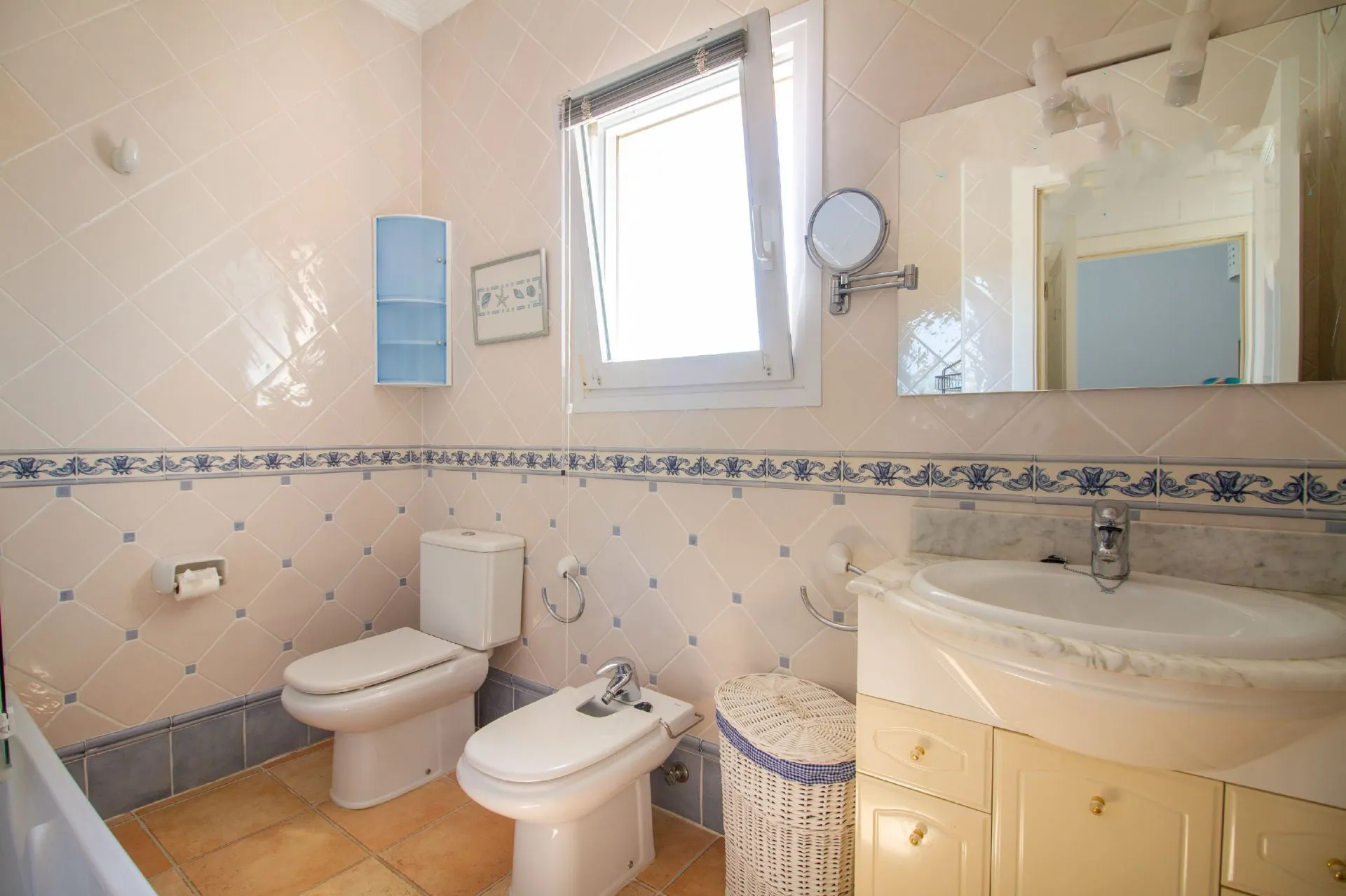 Bathroom inside 3-bedroom bungalow in La Vallesa Calpe