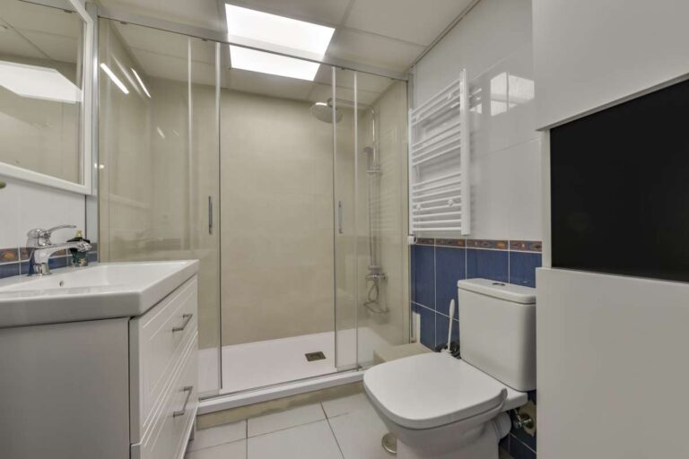 Bathroom inside a beachfront La Fossa apartment in Calpe with shower enclosure, vanity unit and toilet