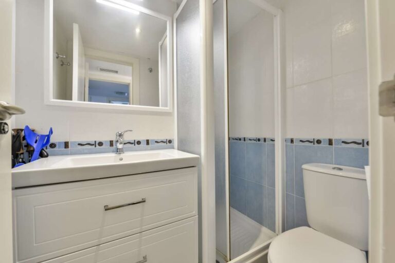 Bathroom inside a frontline La Fossa apartment in Calpe with shower enclosure, vanity unit and toilet