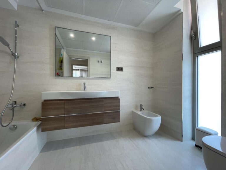 Bathroom inside a modern luxury villa in La Calalga, Calpe with bath, vanity unit, bidet, toilet and bright contemporary tiled finish