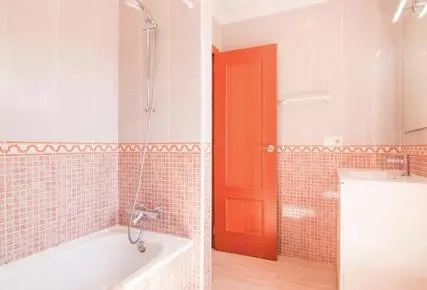 Bathroom with bathtub in renovated bungalow in Cometa III, Calpe