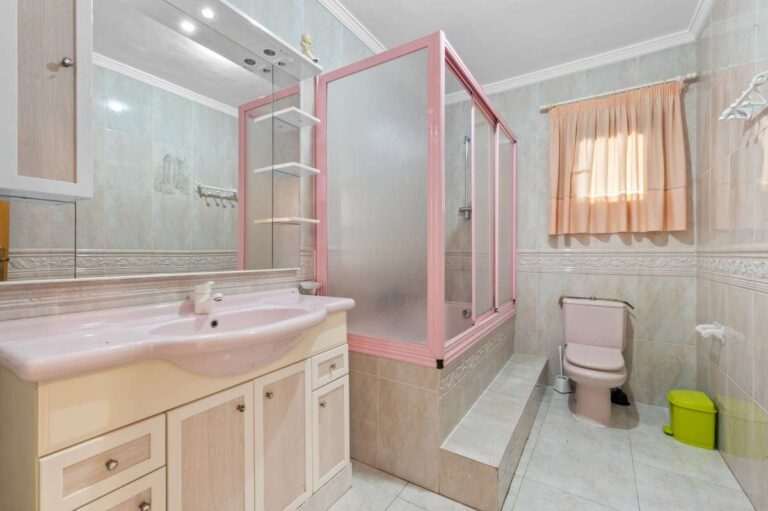 Bathroom with bathtub, vanity and natural light inside a guest apartment at a spacious villa in Calpe