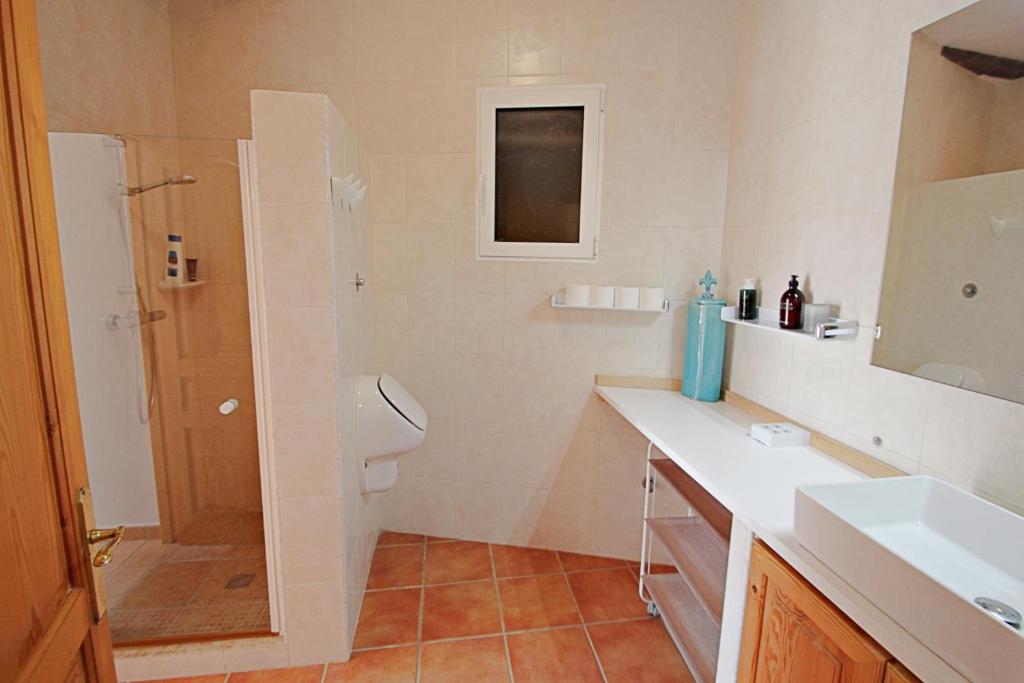 Bathroom with double sink vanity at south-facing villa in Moraira