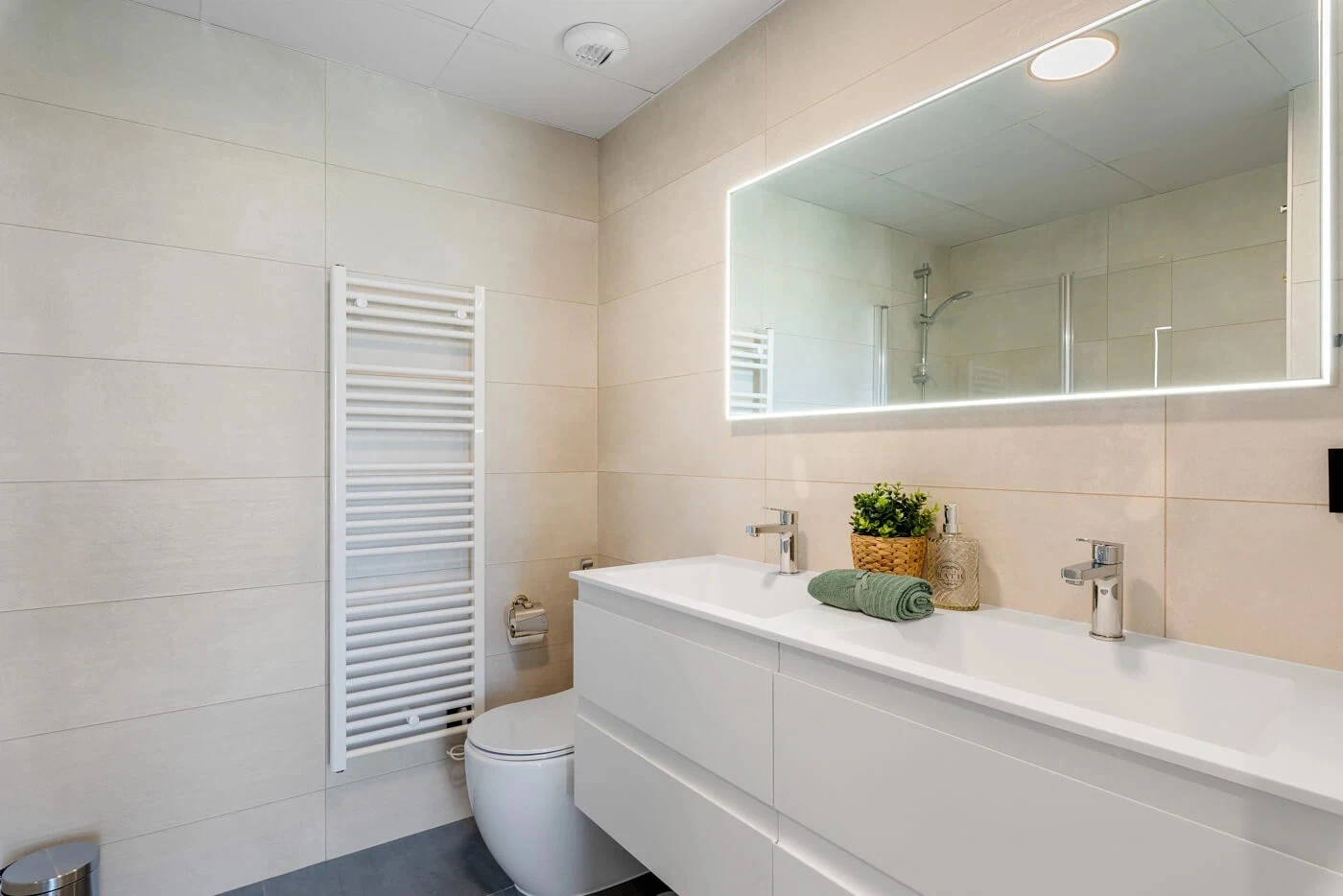 Bathroom with double vanity in 3-bedroom apartment in Arenal-Bol, Calpe