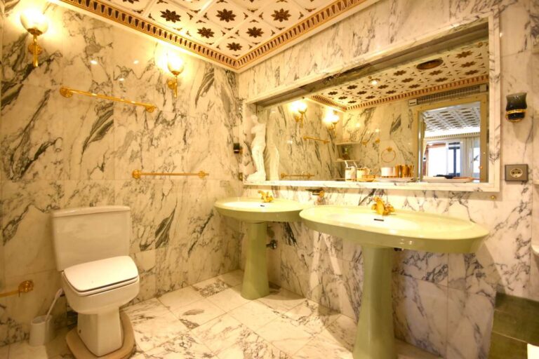 Bathroom with double vanity, toilet and marble-style finishes inside a frontline double penthouse on Arenal Beach in Calpe.