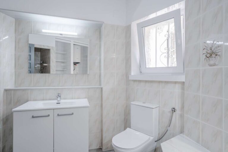 Bathroom with vanity, toilet and natural light inside an independent apartment at a Mediterranean villa in Maryvilla, Calpe.