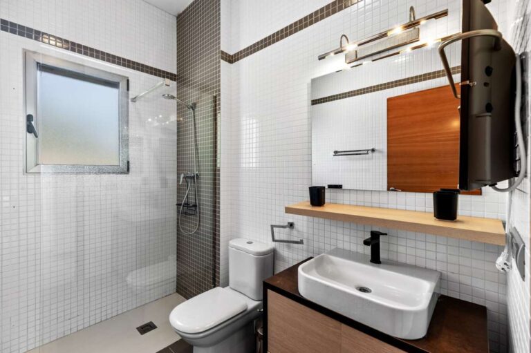 Bathroom with vanity, toilet and walk-in shower inside a modern spacious villa in Calpe.