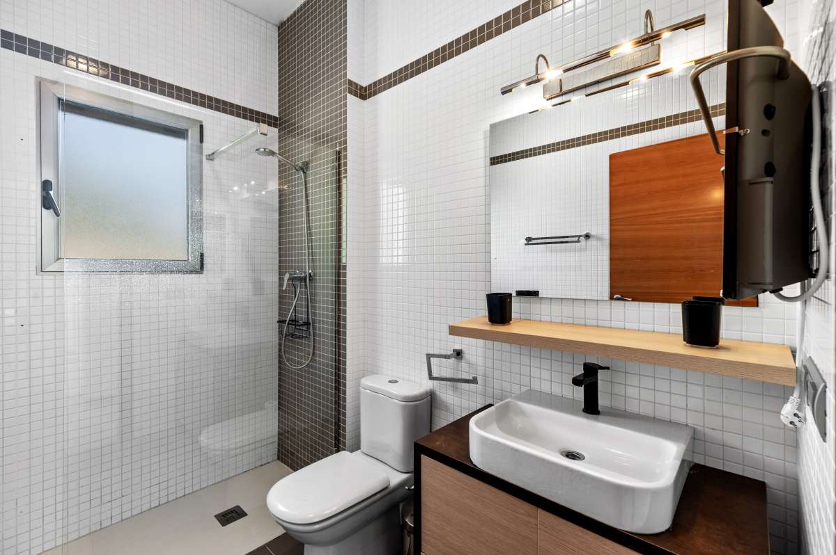Bathroom with vanity, toilet and walk-in shower inside a modern spacious villa in Calpe.