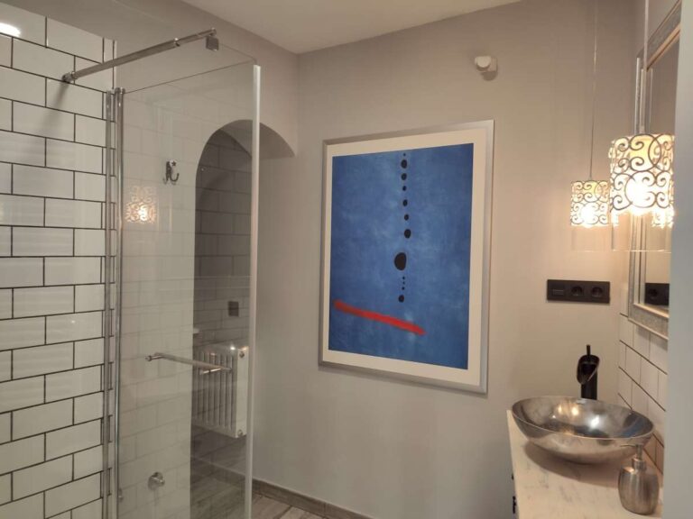 Bathroom with walk-in shower and modern finishes inside a refurbished villa with three independent apartments in Canuta, Calpe.