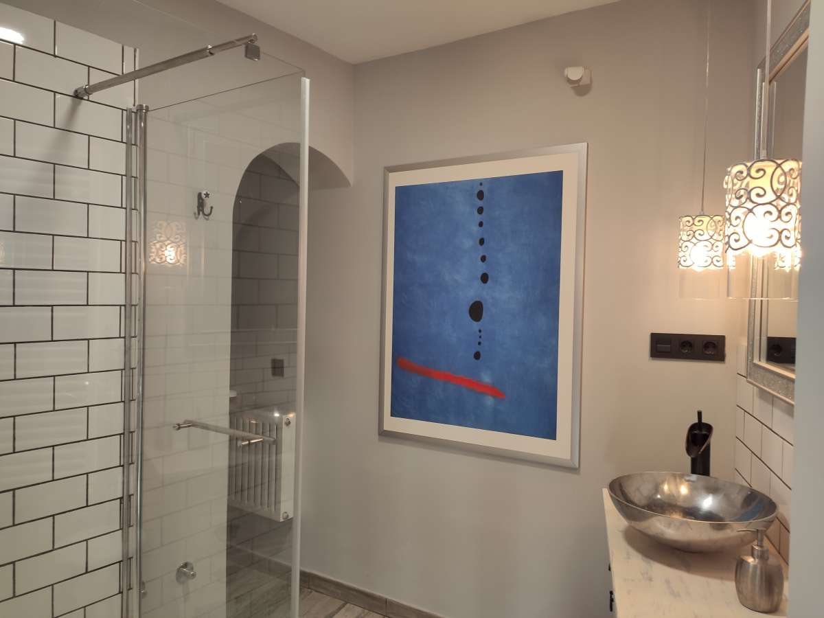Bathroom with walk-in shower and modern finishes inside a refurbished villa with three independent apartments in Canuta, Calpe.