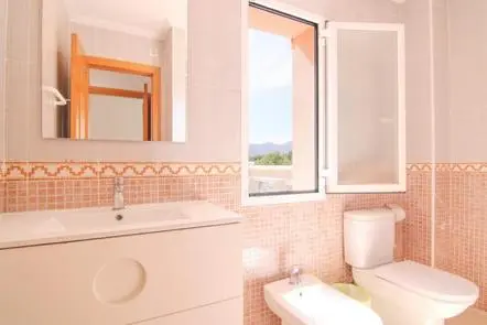 Bathroom with window in renovated bungalow in Cometa III, Calpe
