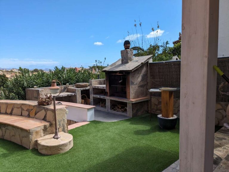 BBQ area with sea views and outdoor seating space at a refurbished villa in Canuta, Calpe.