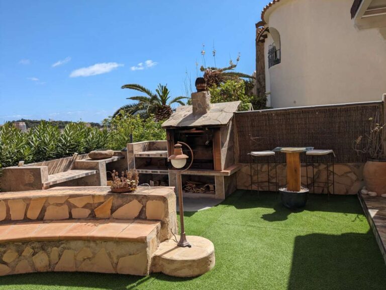 BBQ area with sea views at a refurbished villa with three independent apartments in Canuta, Calpe.