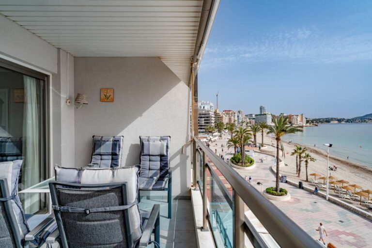Beachfront terrace at a La Fossa Beach apartment in Calpe with outdoor seating, promenade views, sandy beach and Mediterranean Sea
