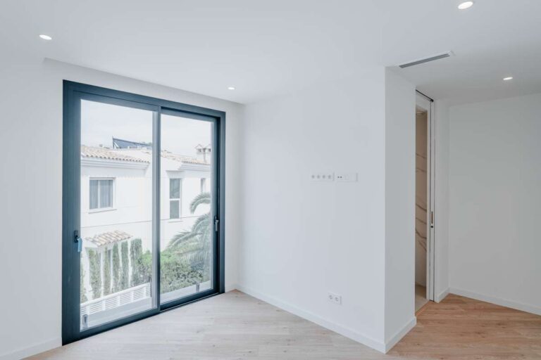 Bedroom inside a modern second-line sea villa in La Calalga, Calpe with balcony access, natural light and bright contemporary finish