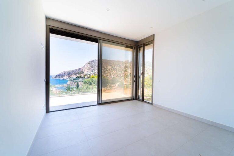 Schlafzimmer in einer neu erbauten Luxusvilla in der Nähe des Yachthafens Puerto Blanco in Calpe mit Meerblick, Bergblick, großen Fenstern und Zugang zur Terrasse