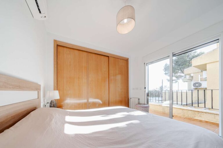 Bedroom inside a semi-detached house in Calpe with built-in wardrobes, air conditioning and access to a private terrace
