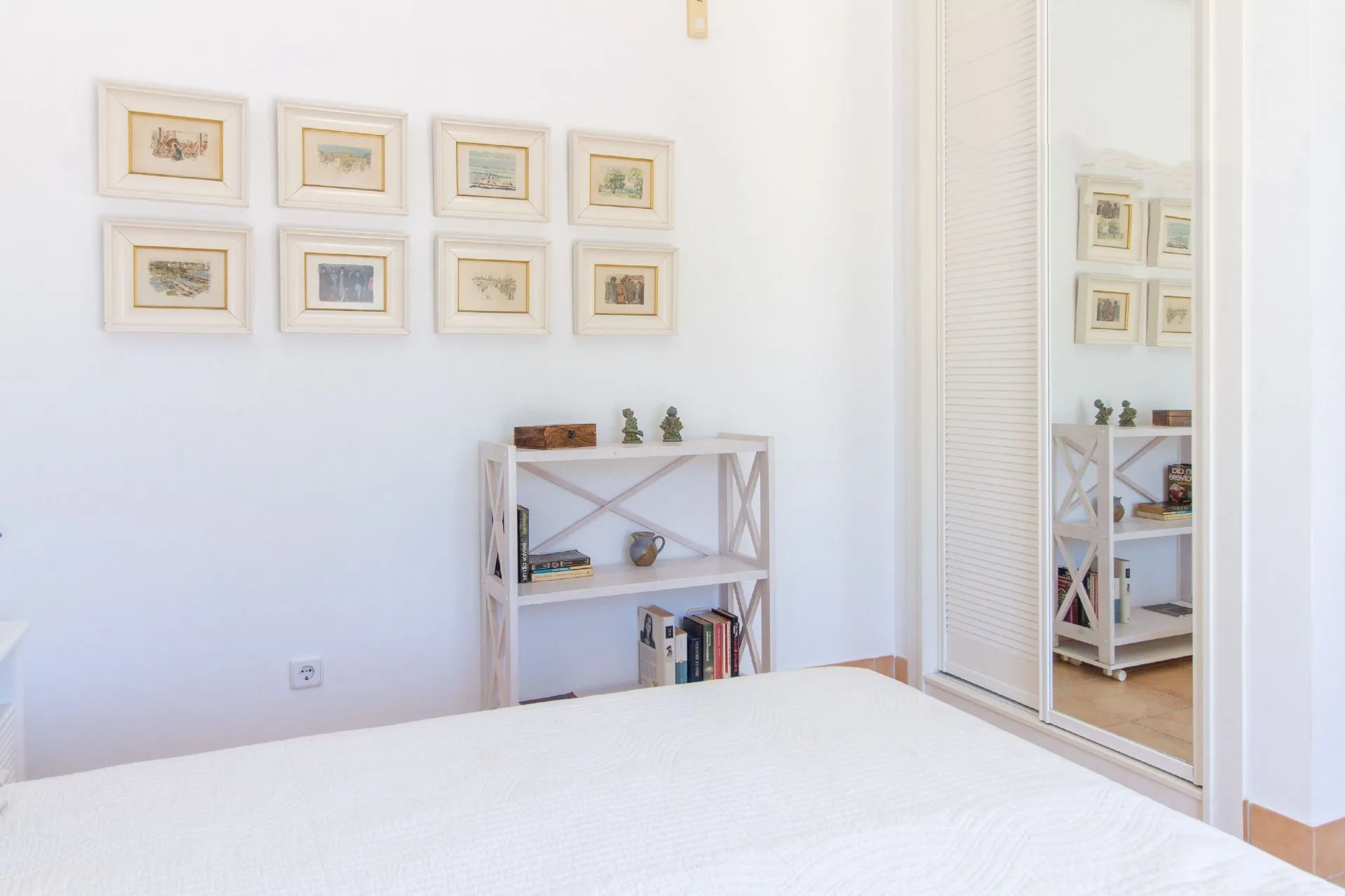 Bedroom with built-in wardrobe inside bungalow in La Vallesa Calpe