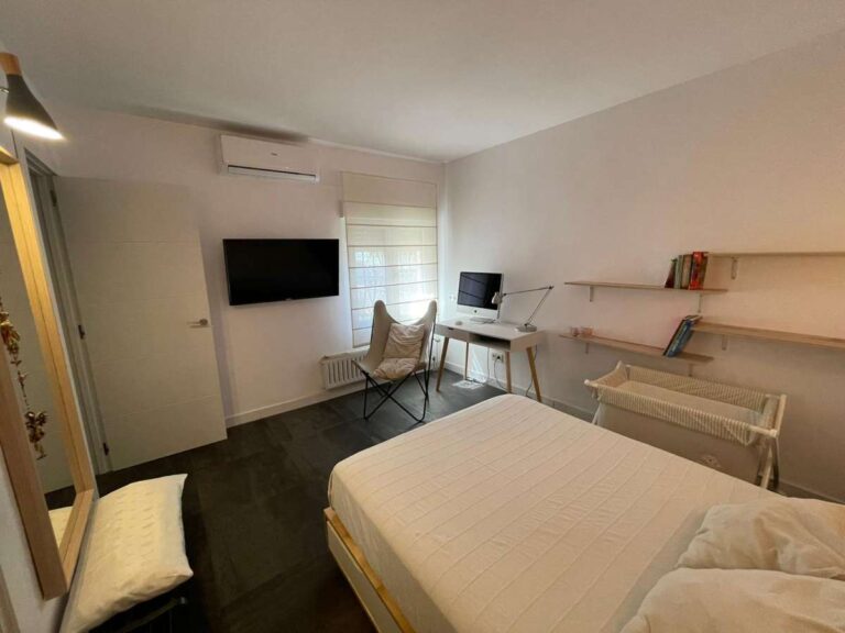 Bedroom with desk area, air conditioning and fitted storage inside a refurbished villa in Canuta, Calpe.