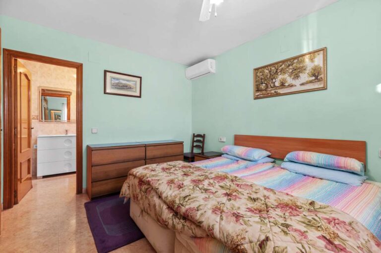 Bedroom with direct access to an en-suite bathroom inside a south-facing single-level villa in Calpe.