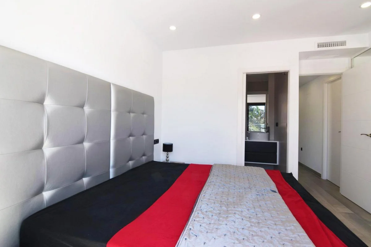 Bedroom with en-suite bathroom access in modern villa in Calpe