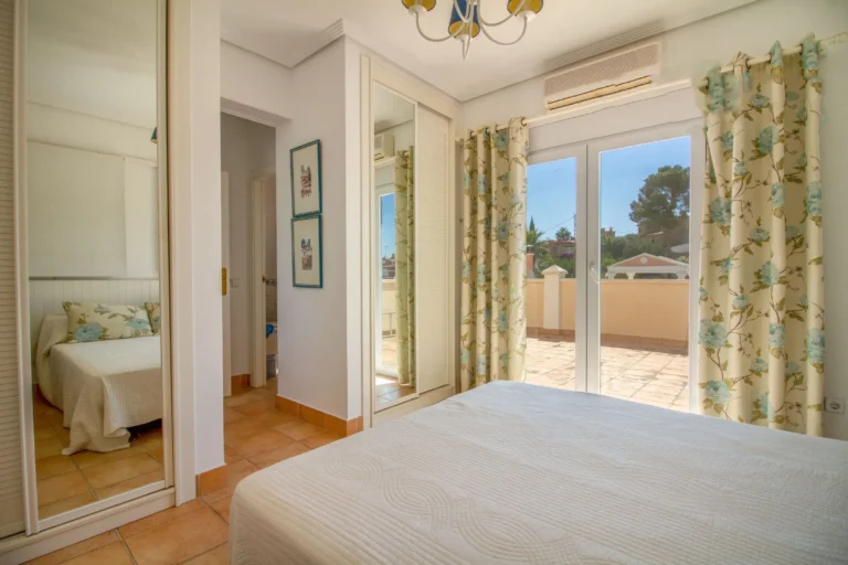 Bedroom with terrace doors at 3-bedroom bungalow in La Vallesa Calpe