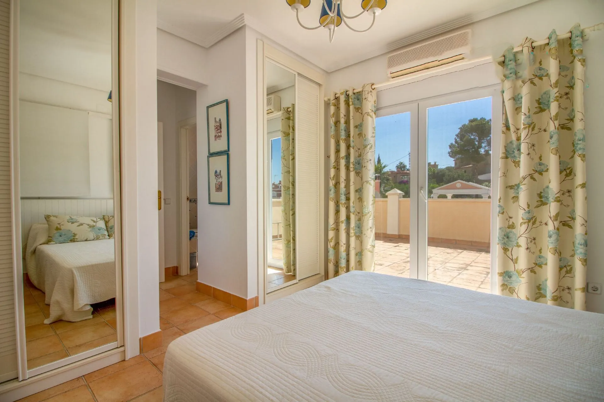 Bedroom with terrace doors at 3-bedroom bungalow in La Vallesa Calpe