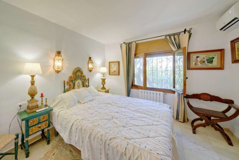 Bedroom with traditional furniture, natural light and air conditioning inside a second line Mediterranean villa near Puerto Blanco in Calpe.