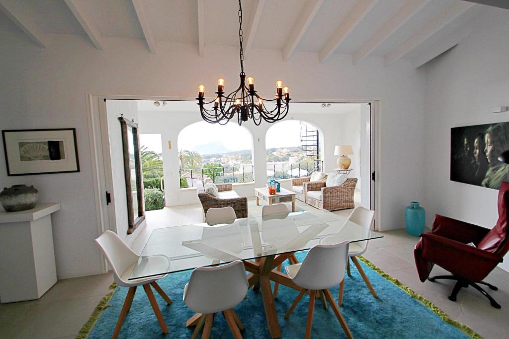 Bright dining area at south-facing villa in Moraira with views towards the Peñón de Ifach