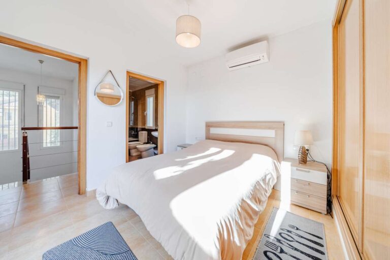 Bright double bedroom inside a semi-detached house in Calpe with built-in wardrobes, air conditioning and natural light