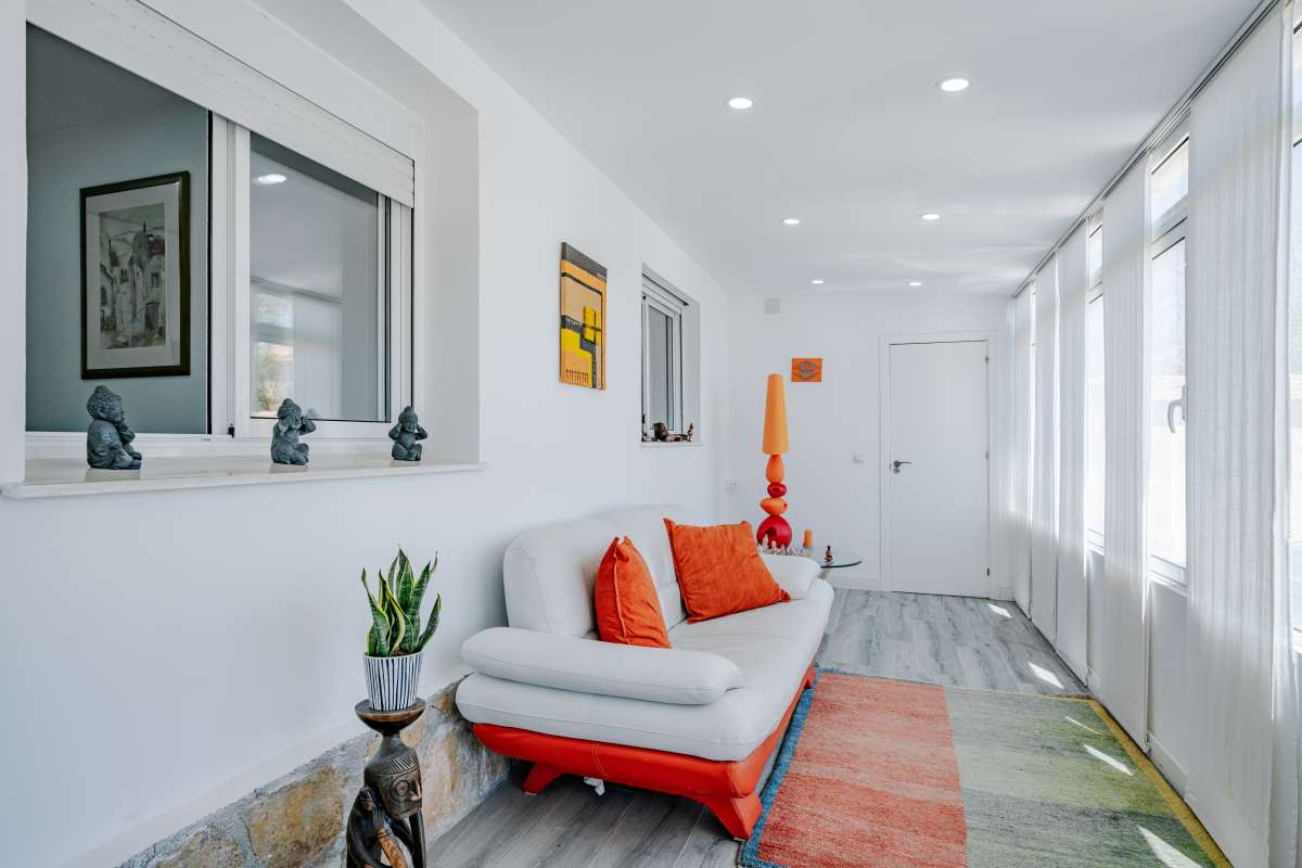 Bright glazed lounge area with seating and light modern interior inside a renovated Mediterranean villa in La Cometa, Calpe.