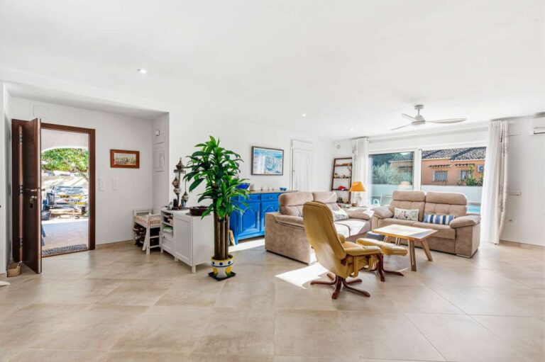 Bright living and dining area with open layout inside a contemporary villa in a peaceful residential area of Calpe.