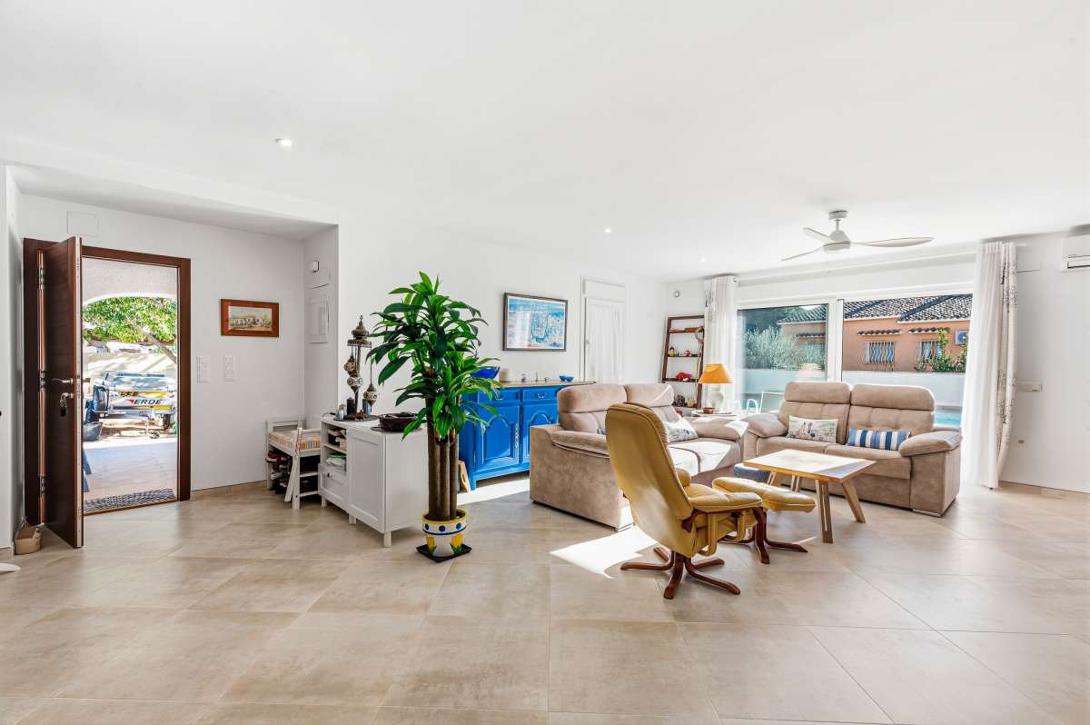 Bright living and dining area with open layout inside a contemporary villa in a peaceful residential area of Calpe.