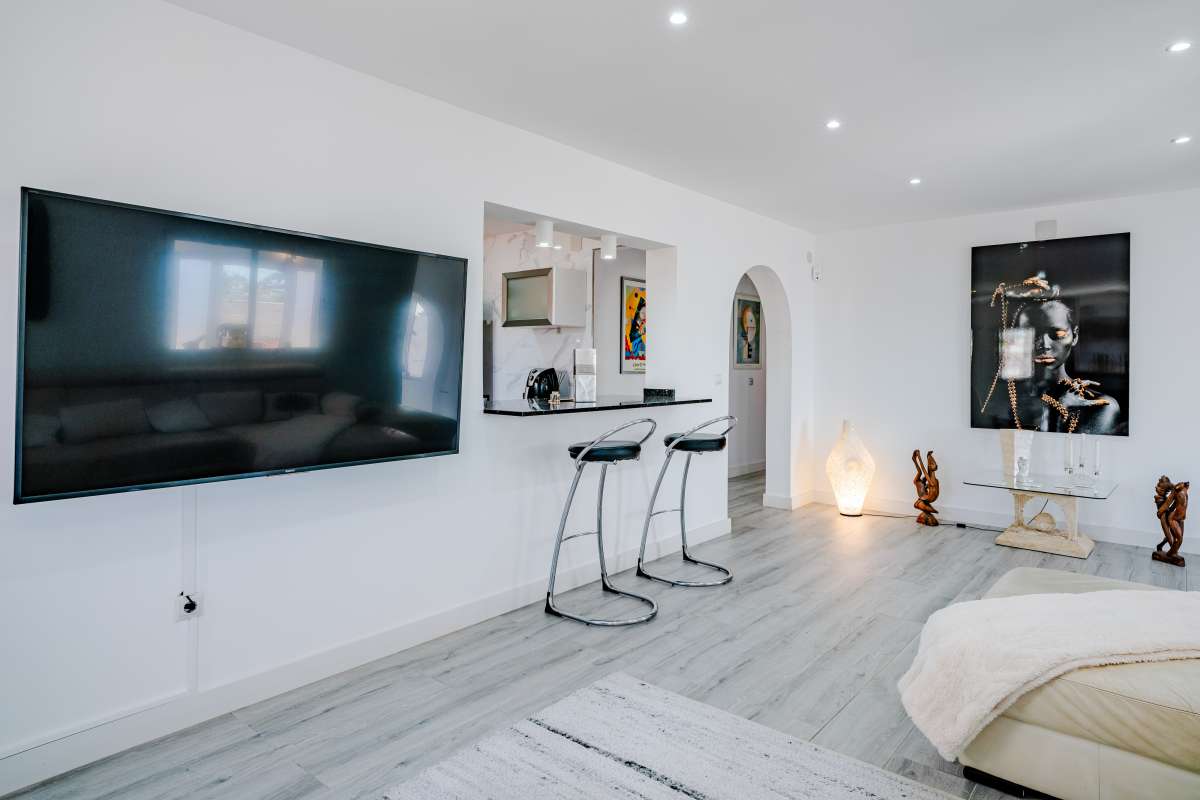 Bright living room with breakfast bar and modern light-toned interior inside a renovated Mediterranean villa in La Cometa, Calpe.