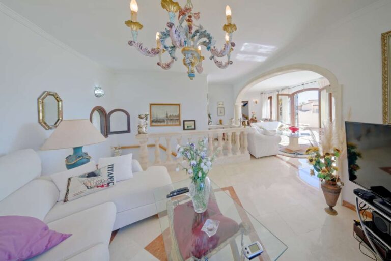 Bright living room with traditional details inside a Mediterranean villa near Puerto Blanco in Calpe.