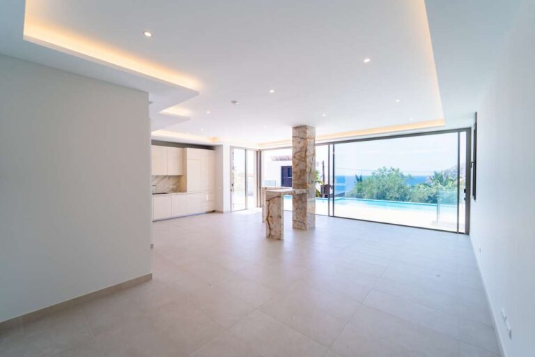 Helles, offenes Interieur in einer neu gebauten Luxusvilla in der Nähe des Yachthafens Puerto Blanco in Calpe mit großen Fenstern, Meerblick und moderner Ausstattung.